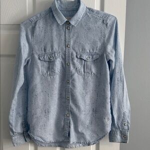 American Eagle Outfitters Women’s Light Blue Denim Look Shirt - size Small